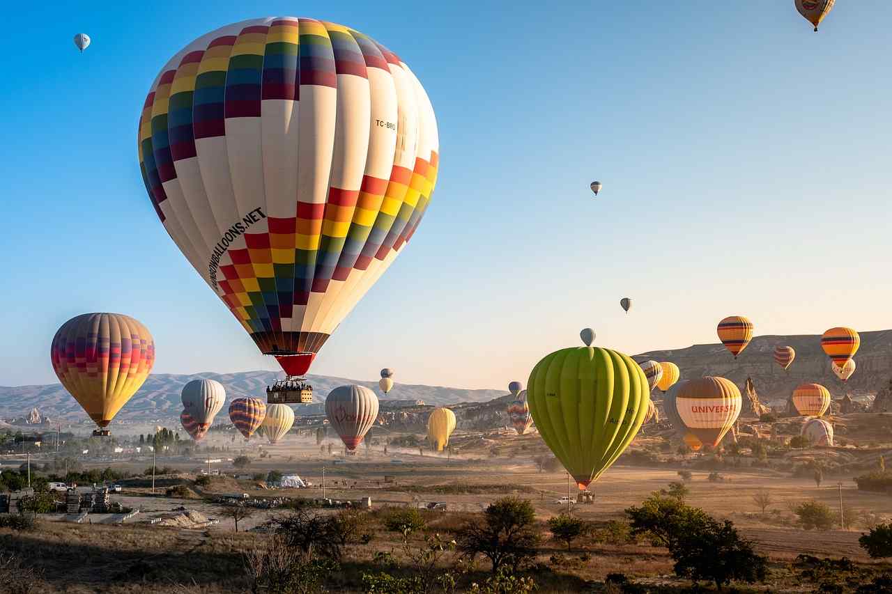 You can prepare for an enchanting adventure soaring in a hot-air balloon above Dubai's desert.